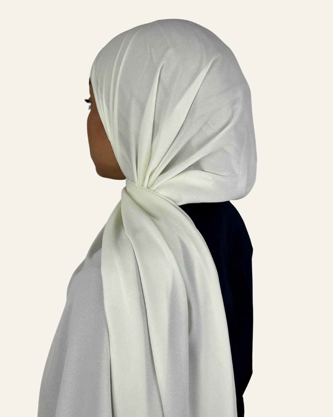 Foulard en crêpe blanc cassé vu de dos – Maison Maleyka