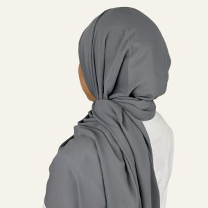 Foulard en crêpe gris brume porté de dos – Maison Maleyka