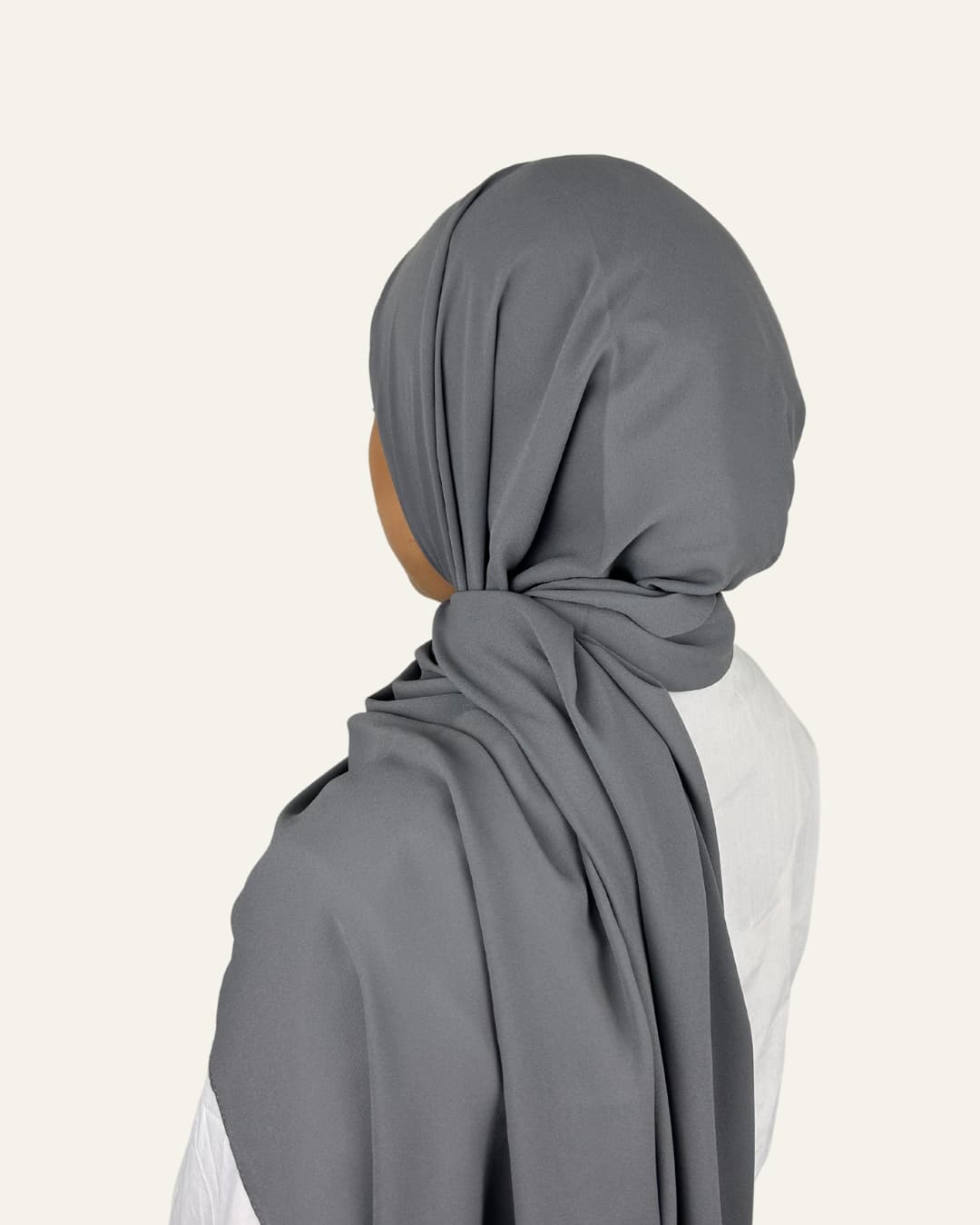 Foulard en crêpe gris brume porté de dos – Maison Maleyka