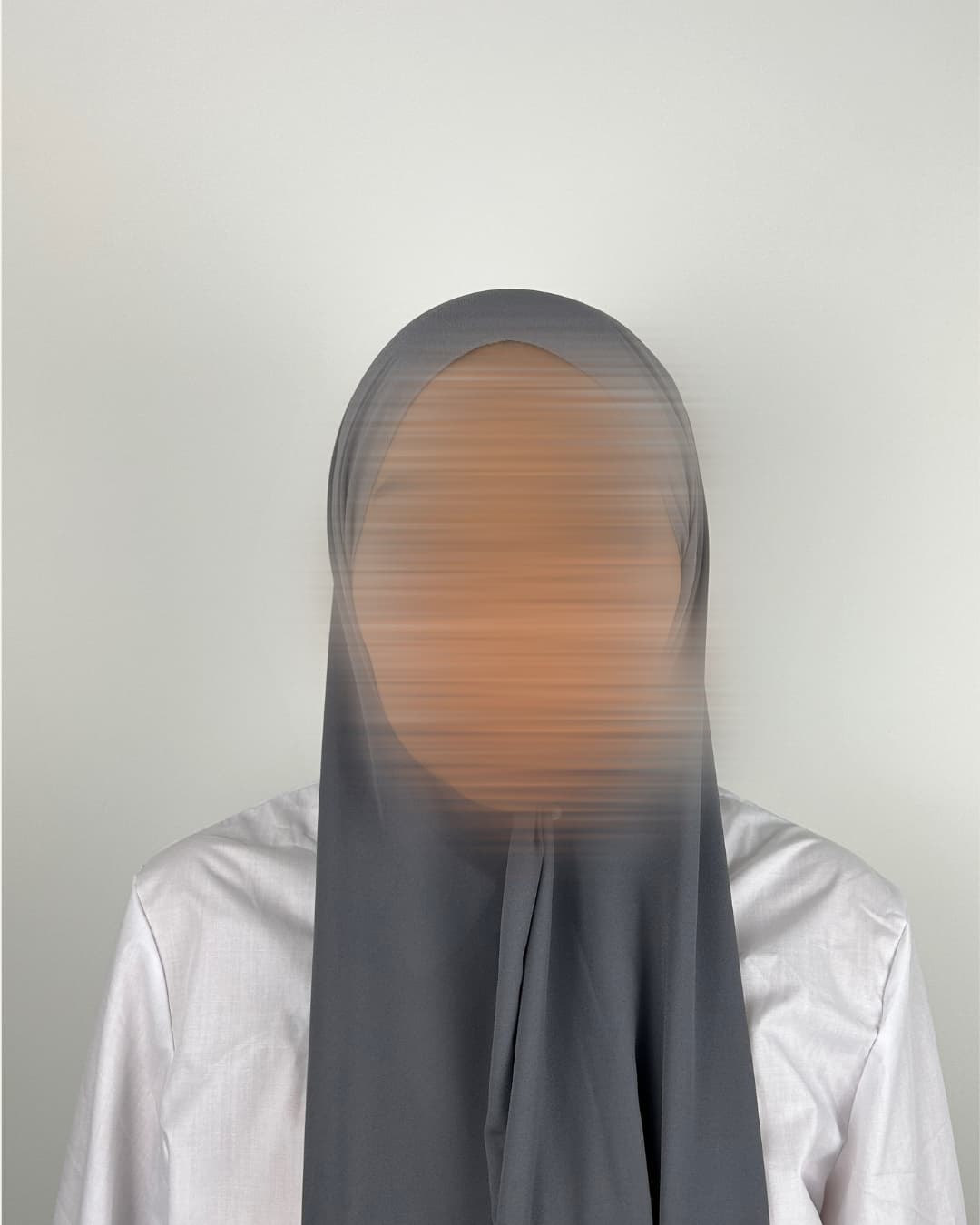 Foulard en crêpe gris brume porté de face – Maison Maleyka