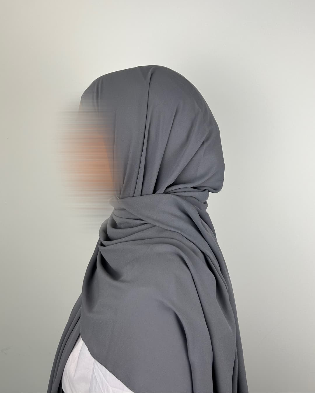 Foulard en crêpe gris brume porté, vue de profil gauche – Maison Maleyka