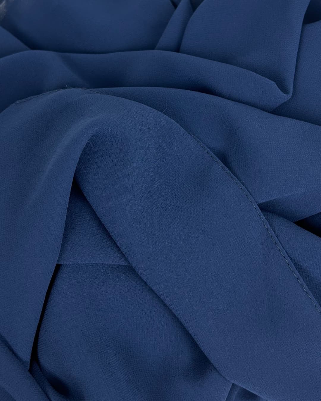 Zoom sur la texture du foulard en mousseline bleu royal – Maison Maleyka