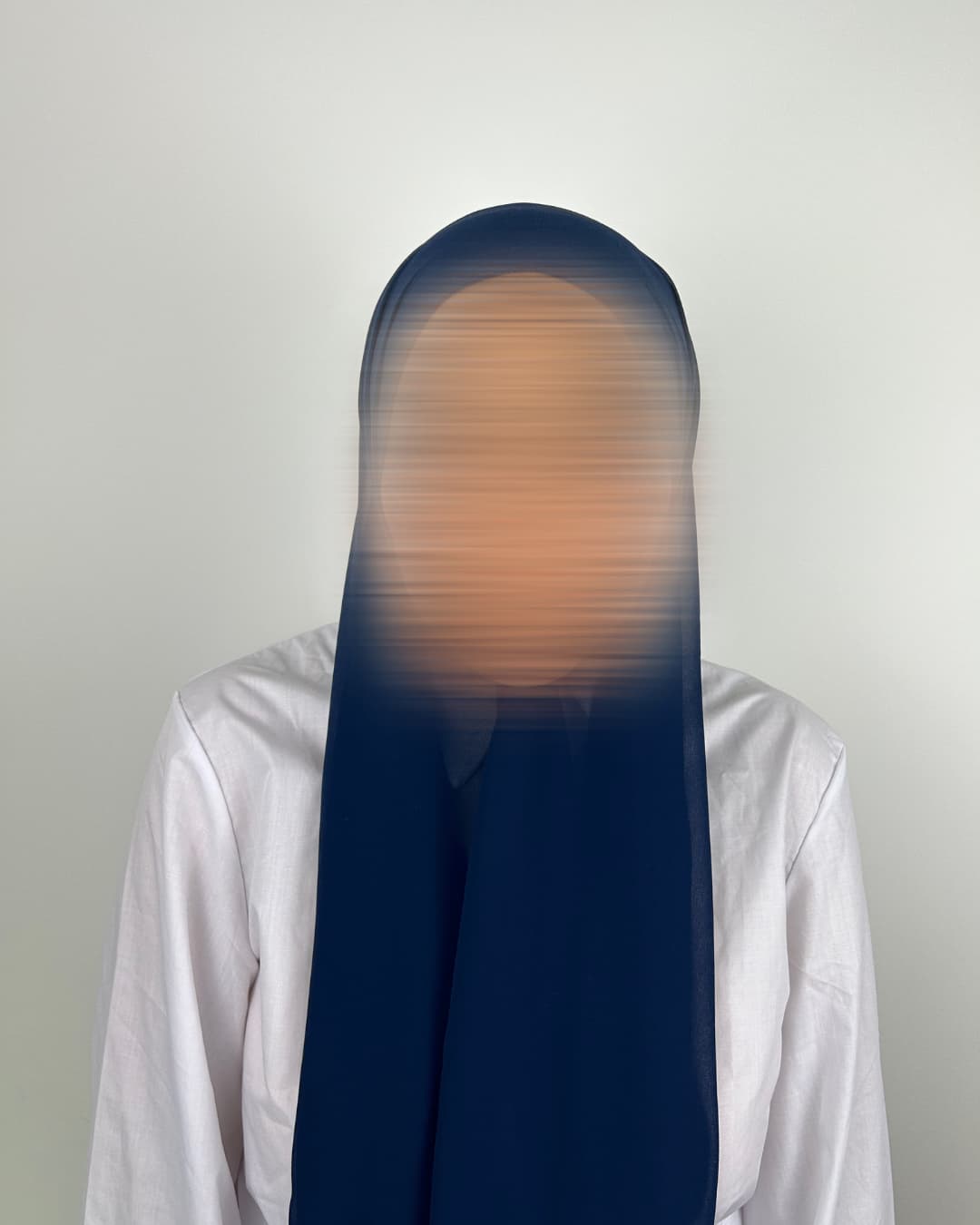 Foulard en mousseline bleu royal porté de face – Maison Maleyka