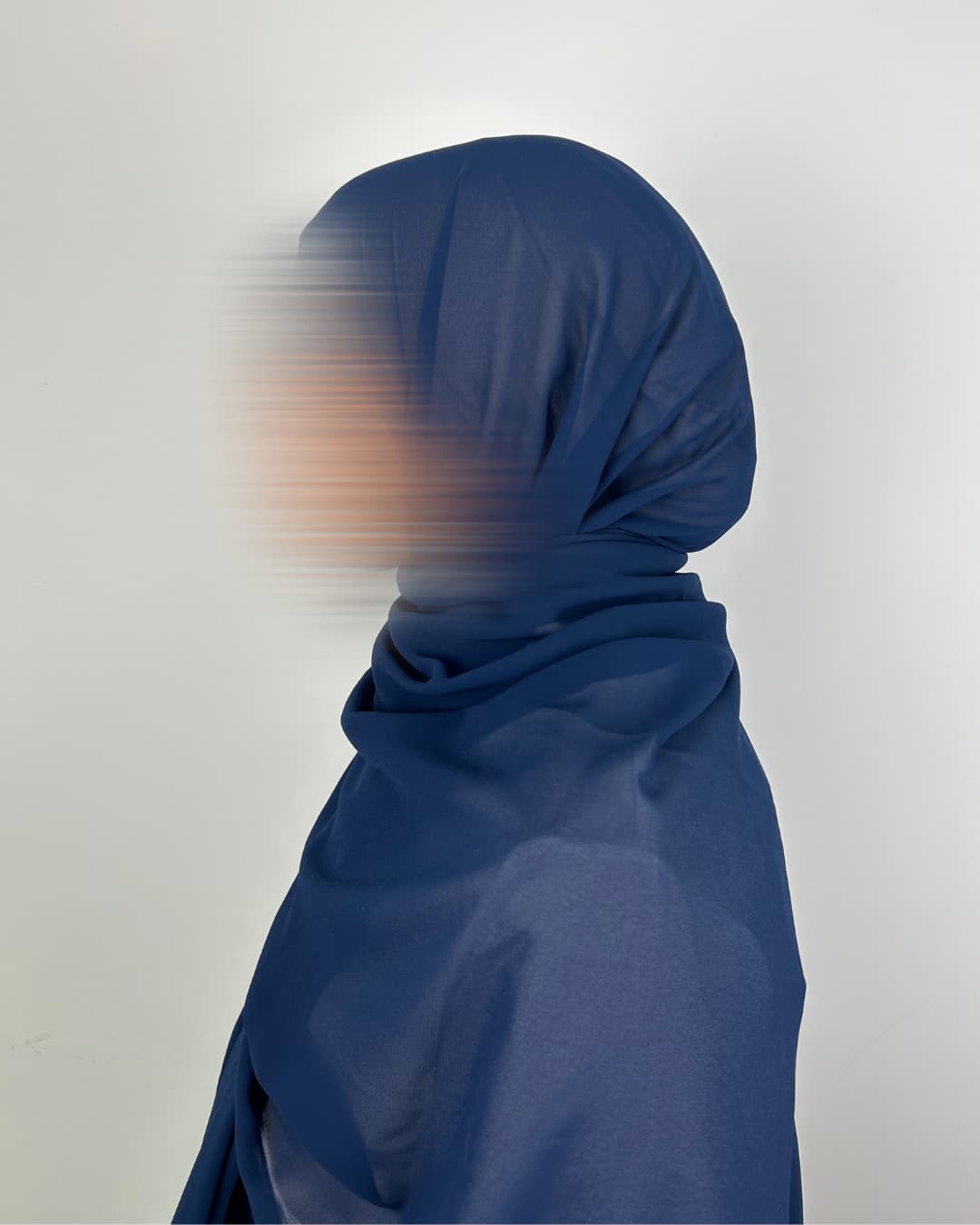 Foulard en mousseline bleu royal porté, vue de profil gauche – Maison Maleyka