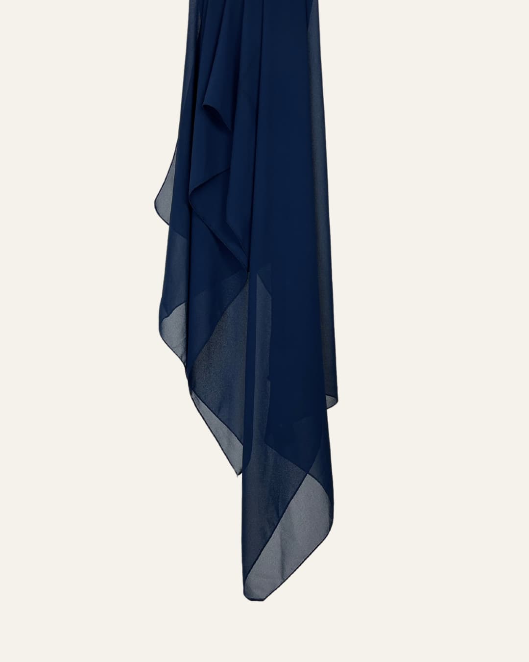 Foulard en mousseline bleu royal suspendu sur fond neutre – Maison Maleyka