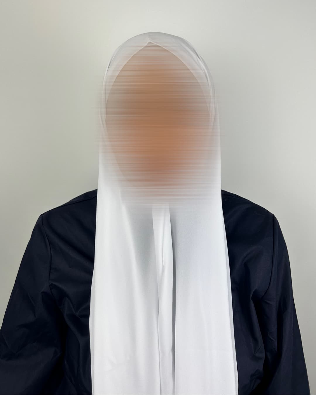 Foulard en mousseline blanc plume porté de face – Maison Maleyka