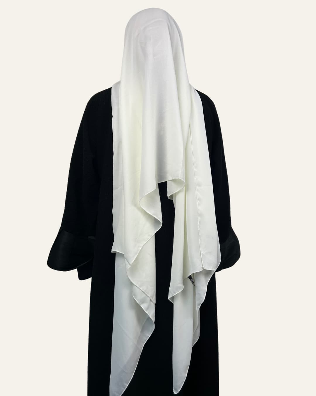 Foulard en mousseline blanc plume porté de dos – Maison Maleyka