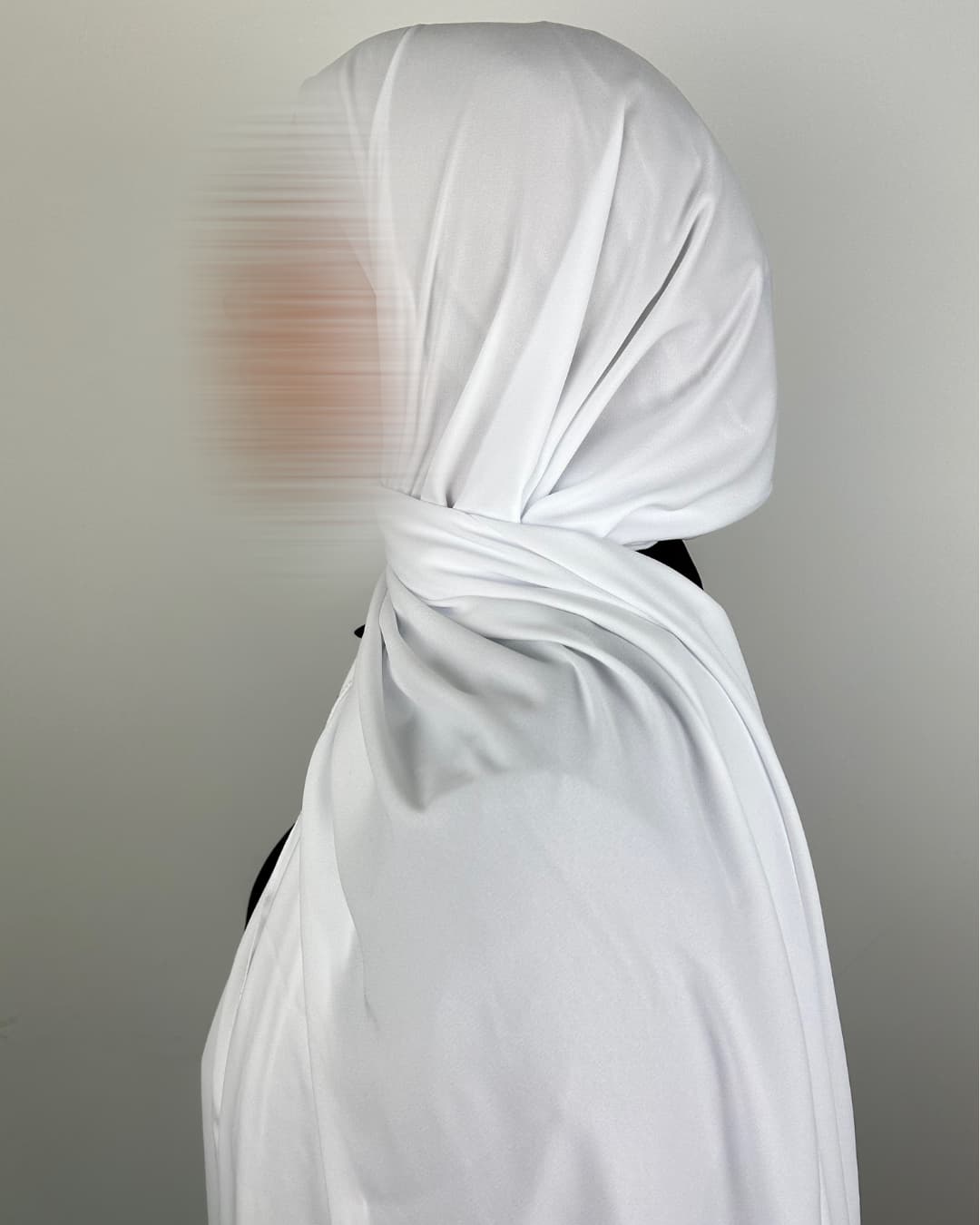 Foulard en mousseline blanc plume porté, vue de profil gauche – Maison Maleyka