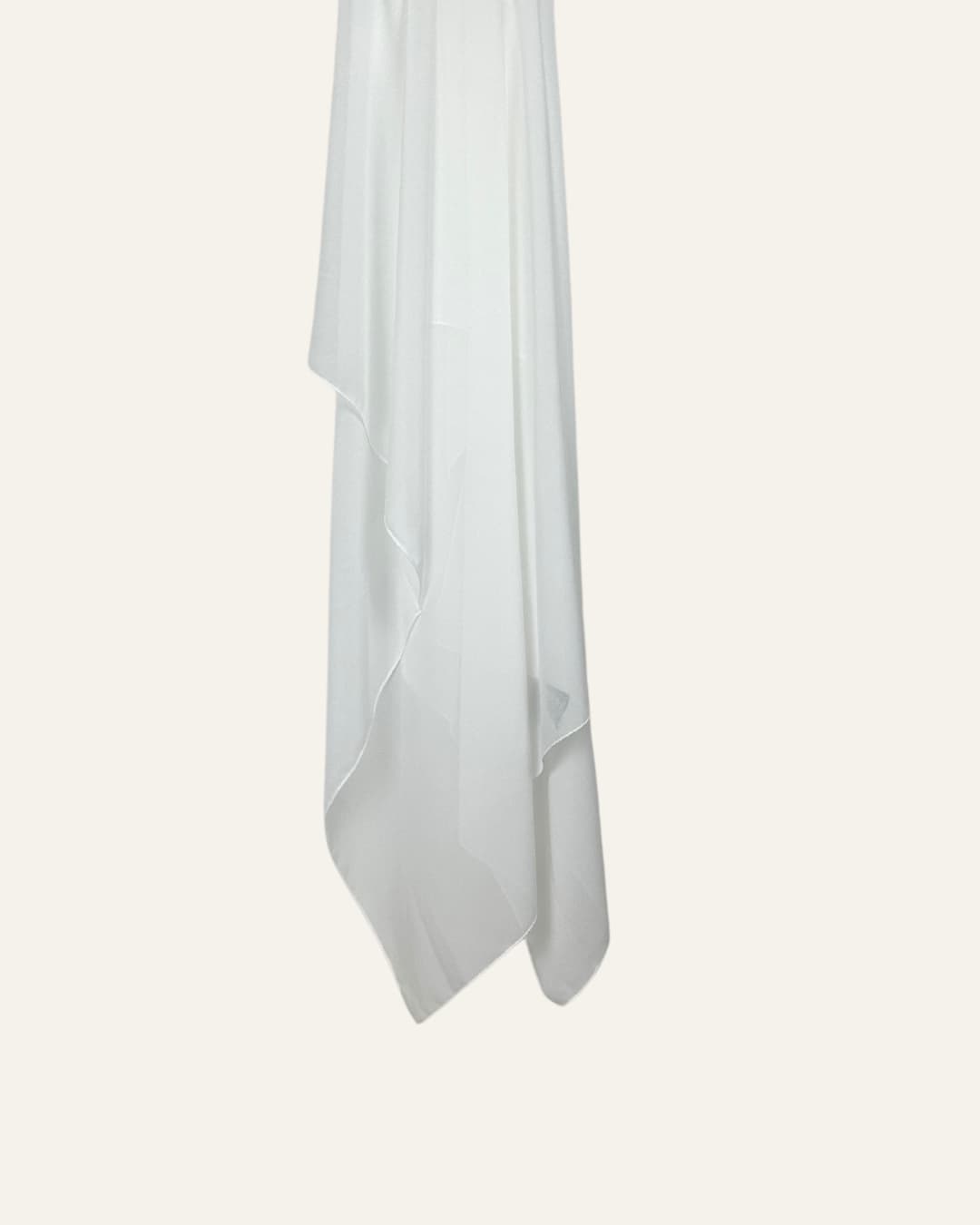 Foulard en mousseline blanc plume suspendu sur fond neutre – Maison Maleyka