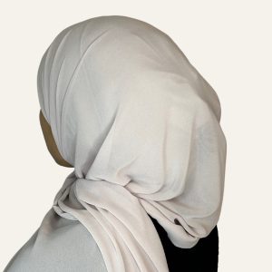 Foulard en mousseline rose beige porté de dos – Maison Maleyka