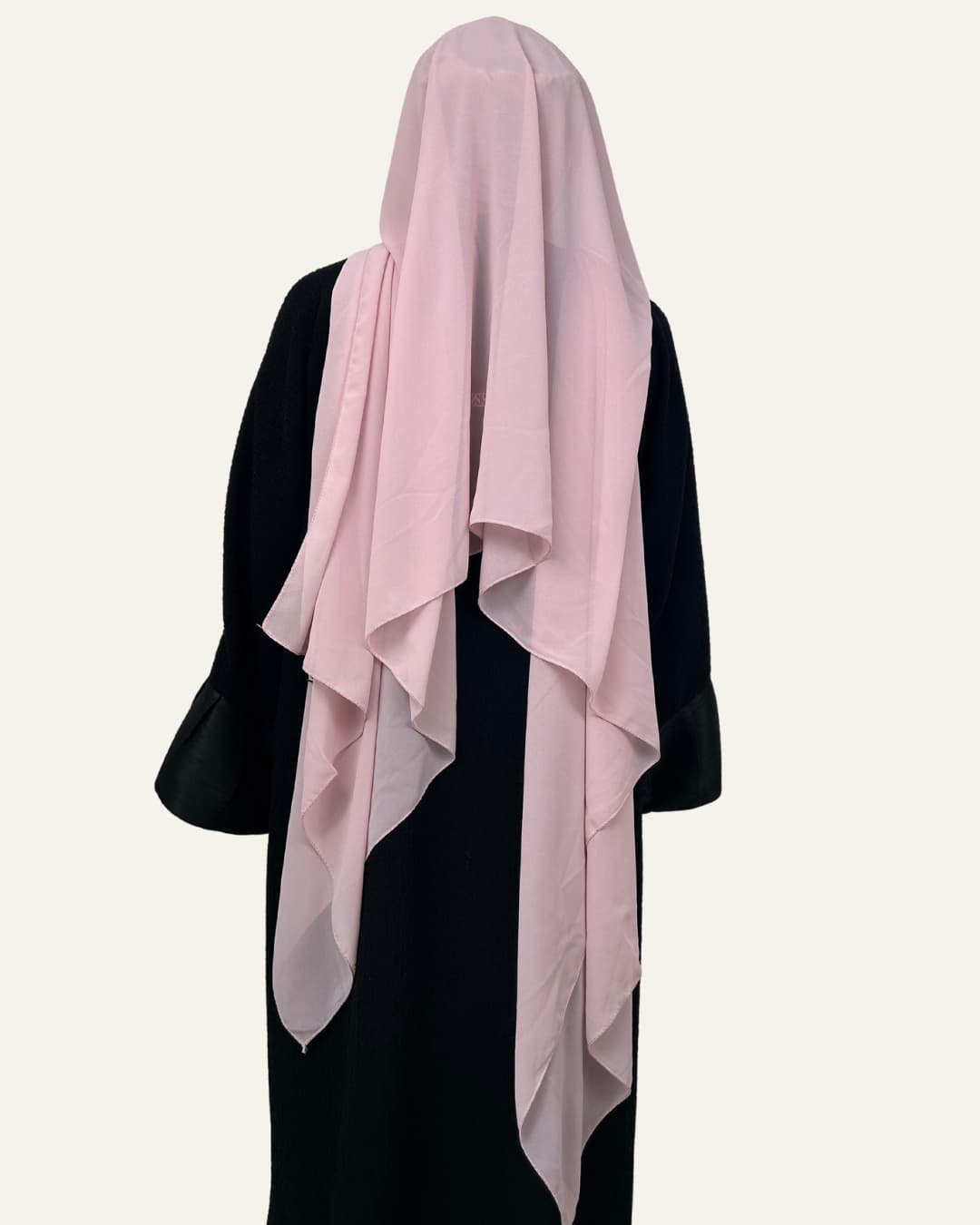 Foulard en mousseline rose pâle porté de dos – Maison Maleyka