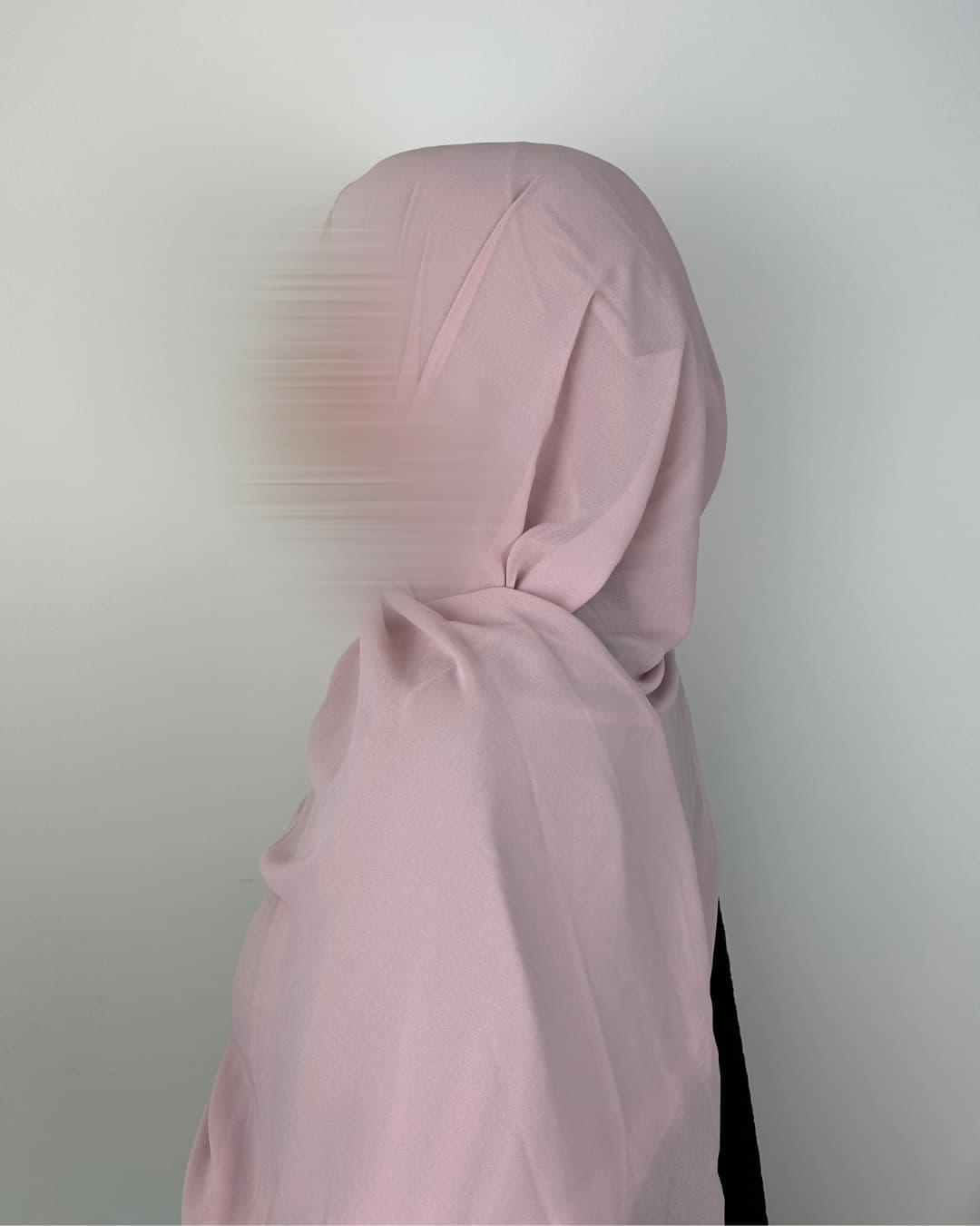 Foulard en mousseline rose pâle porté, vue de profil gauche – Maison Maleyka