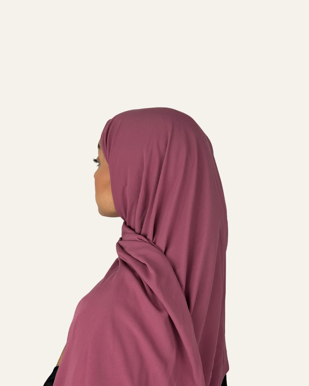 Foulard Soie de Médine cerise – Vue de dos – Maison Maleyka Foulard en Soie de Médine cerise vu de dos – Maison Maleyka