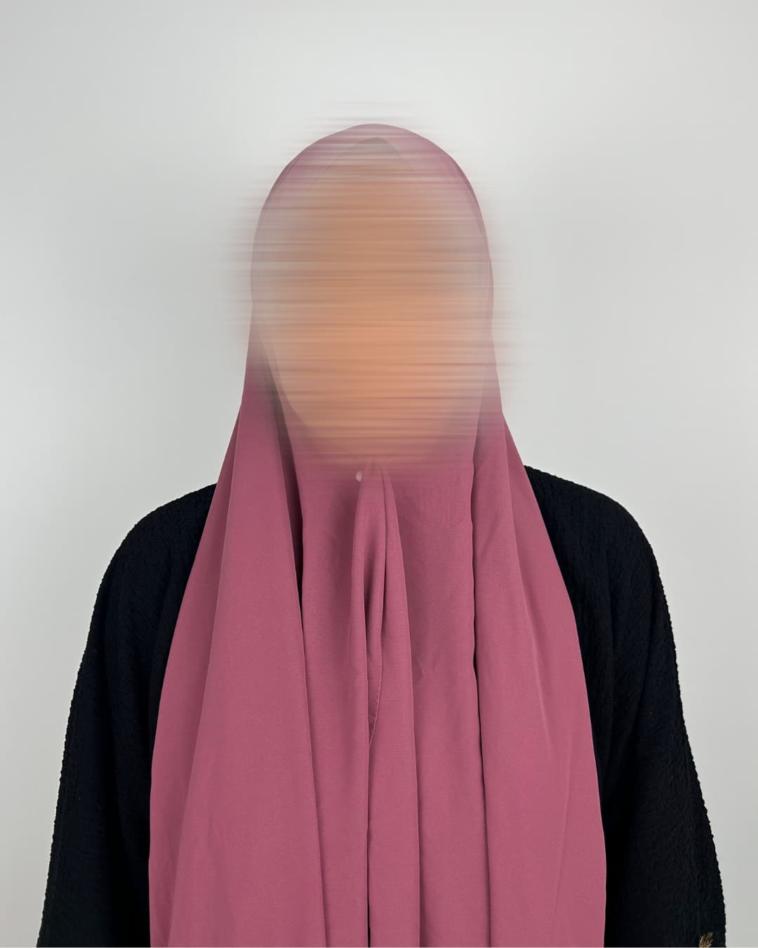 Foulard en Soie de Médine cerise porté de face – Maison Maleyka