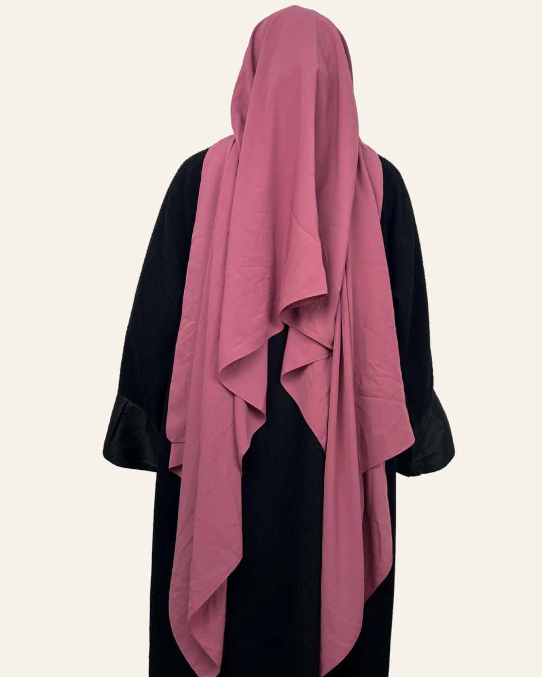 Foulard en Soie de Médine cerise, porté de dos – Maison Maleyka