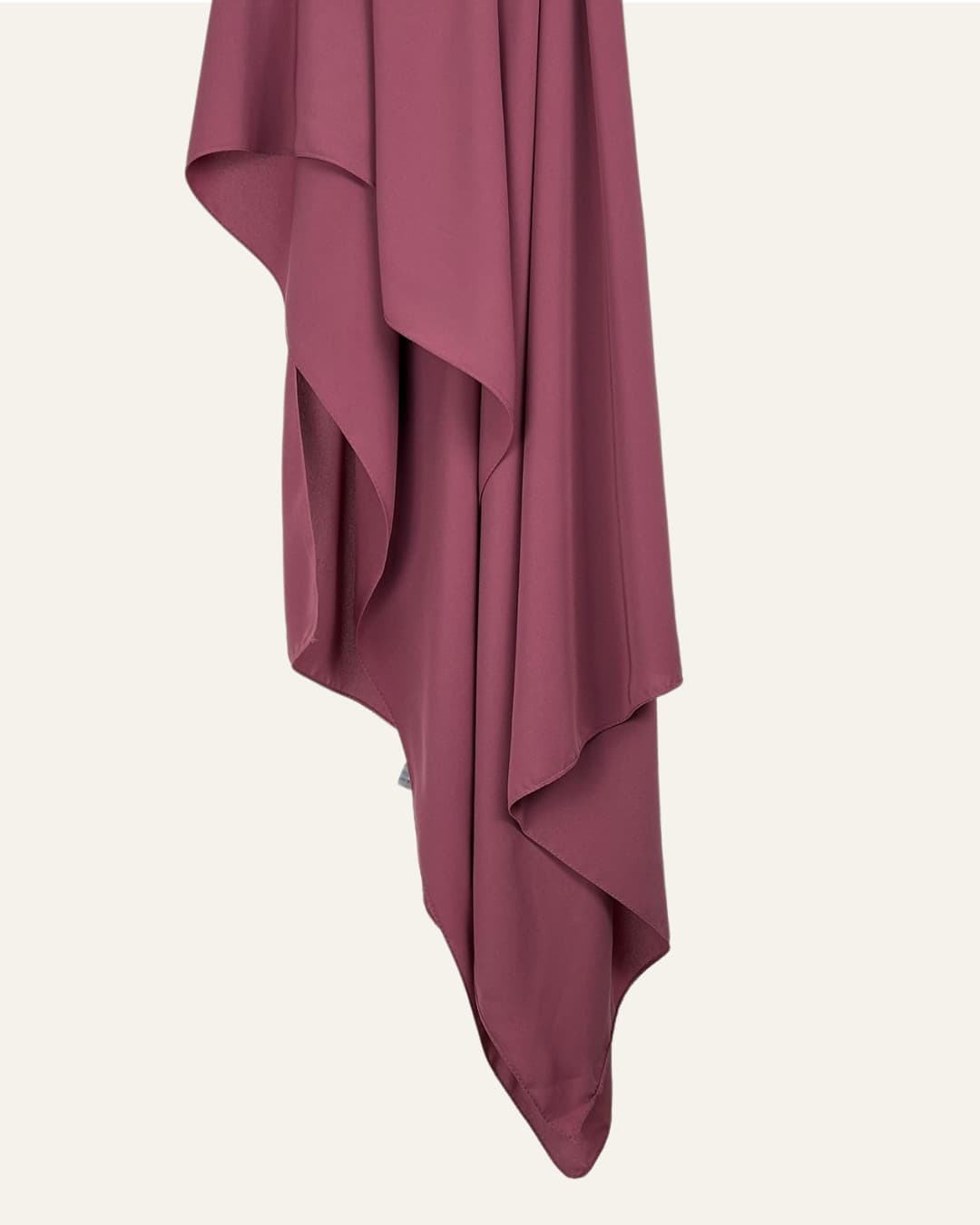 Foulard en Soie de Médine cerise suspendu sur fond neutre – Maison Maleyka