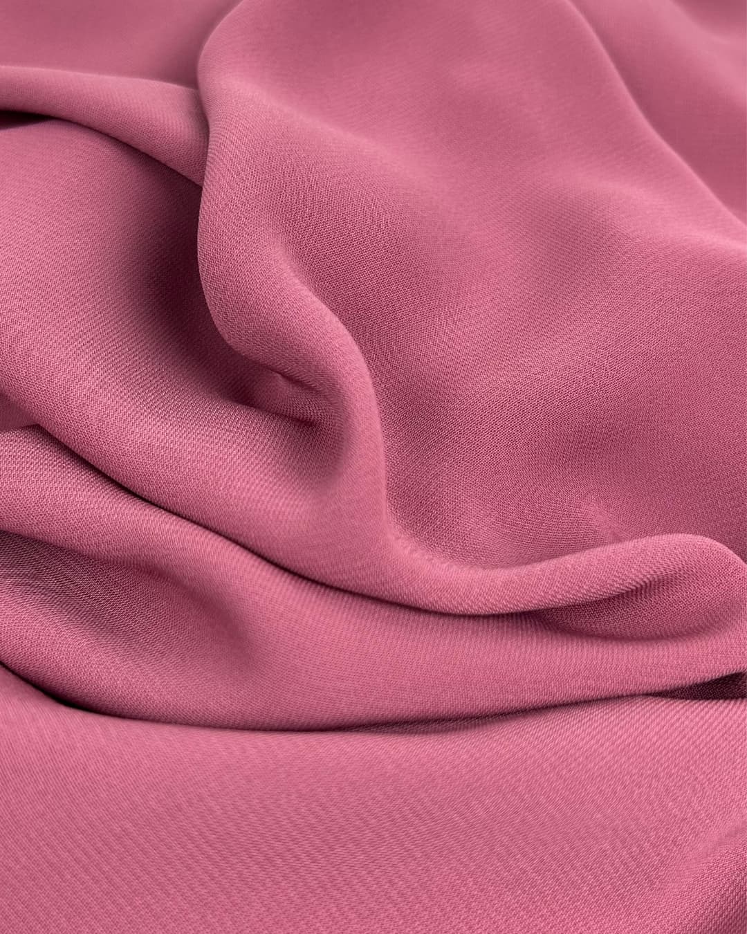 Détail du tissu Soie de Médine cerise – Maison Maleyka