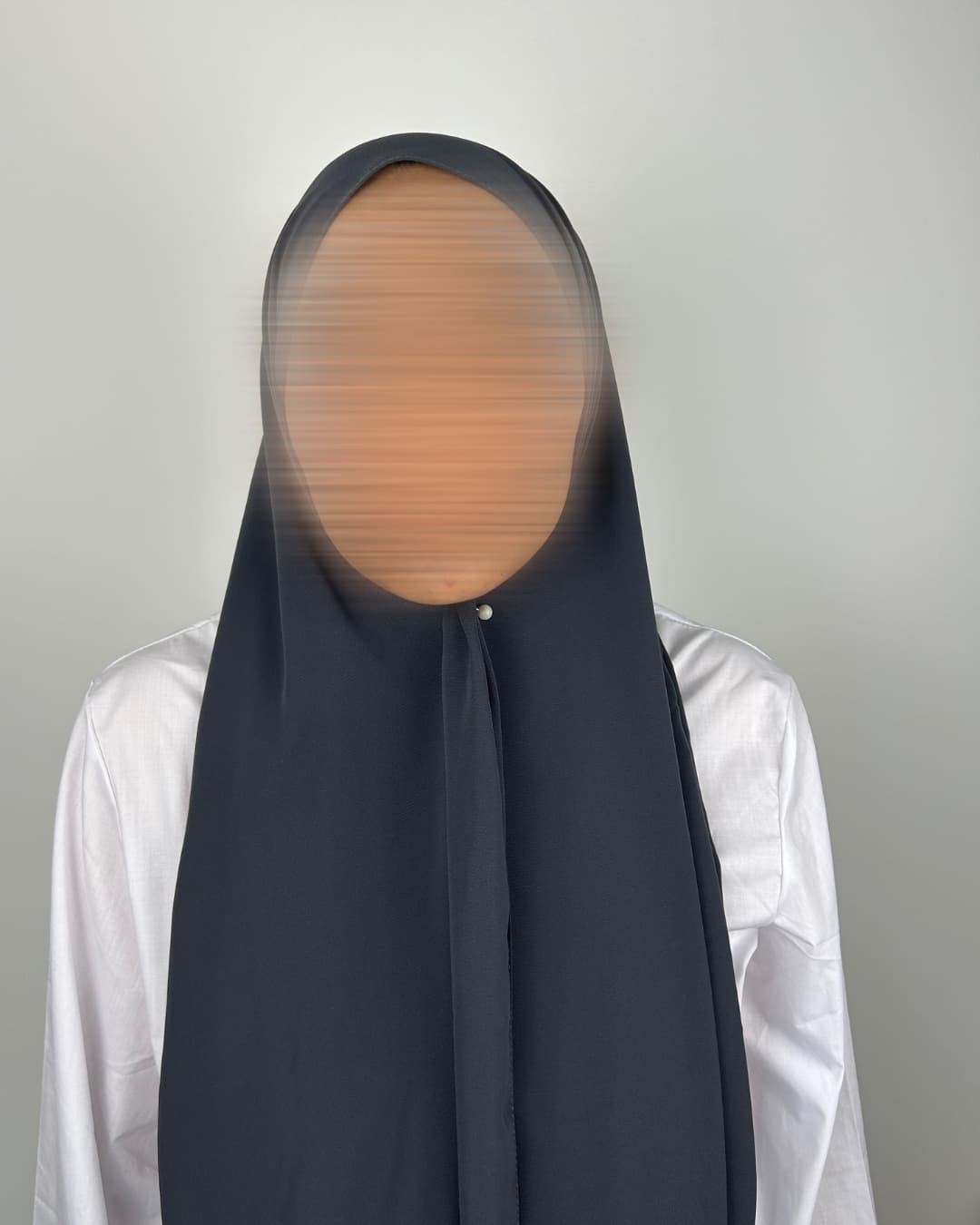 Foulard en Soie de Médine gris intense porté de face – Maison Maleyka