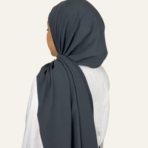 Foulard en Soie de Médine gris intense vu de dos – Maison Maleyka