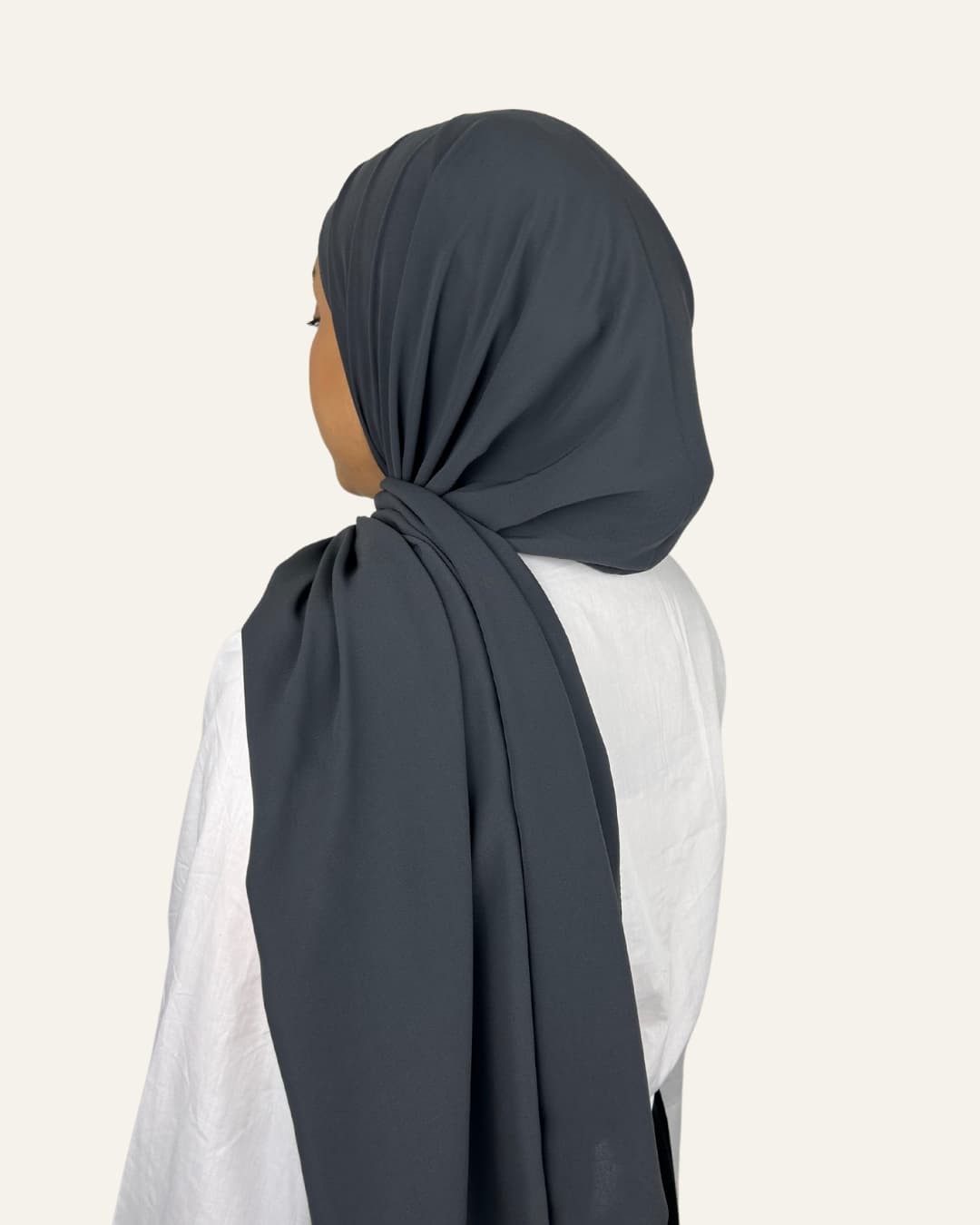 Foulard en Soie de Médine gris intense vu de dos – Maison Maleyka