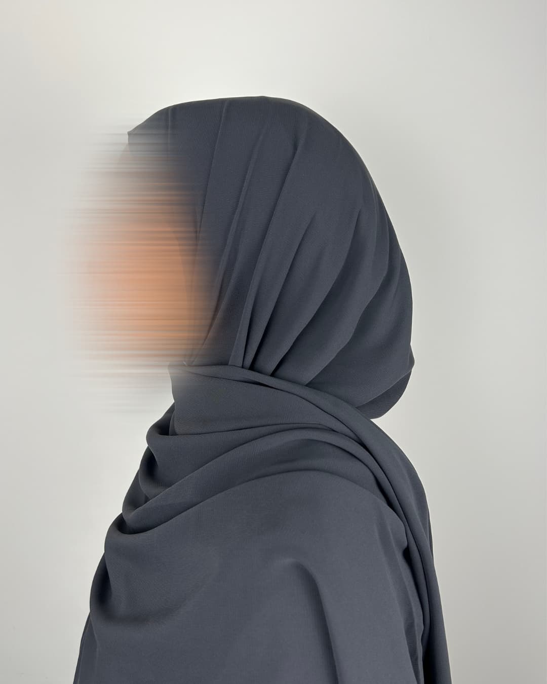 Foulard en Soie de Médine gris intense porté, profil gauche – Maison Maleyka