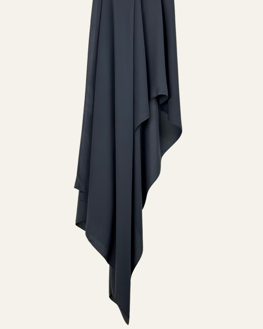 Foulard en Soie de Médine gris intense suspendu sur fond neutre – Maison Maleyka