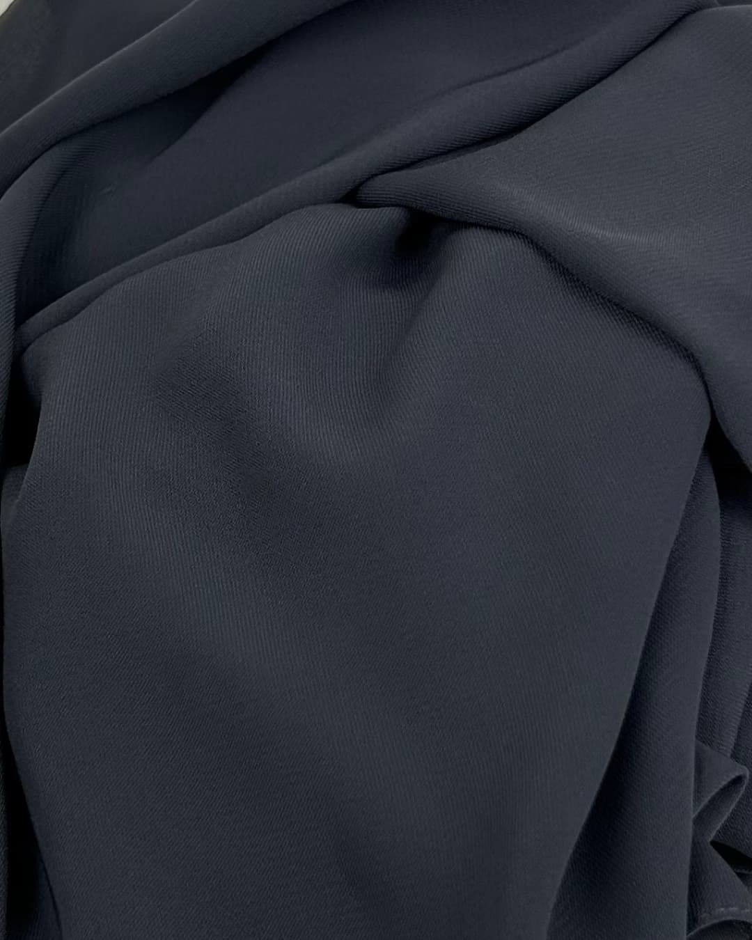 Détail du tissu Soie de Médine gris intense – Maison Maleyka