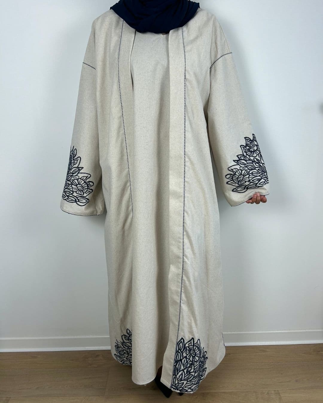 Ensemble abaya modeste 2 pièces écru porté – Vue de face avec kimono brodé
