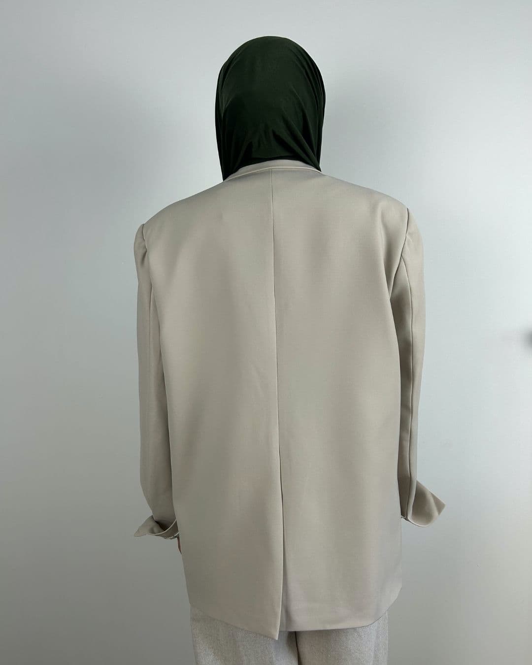 Blazer beige naturel porté, vu de dos