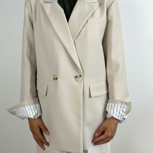 Blazer beige naturel porté, vu de face