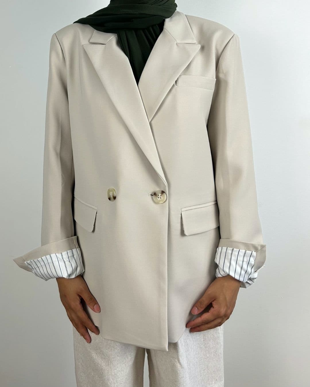 Blazer beige naturel porté, vu de face