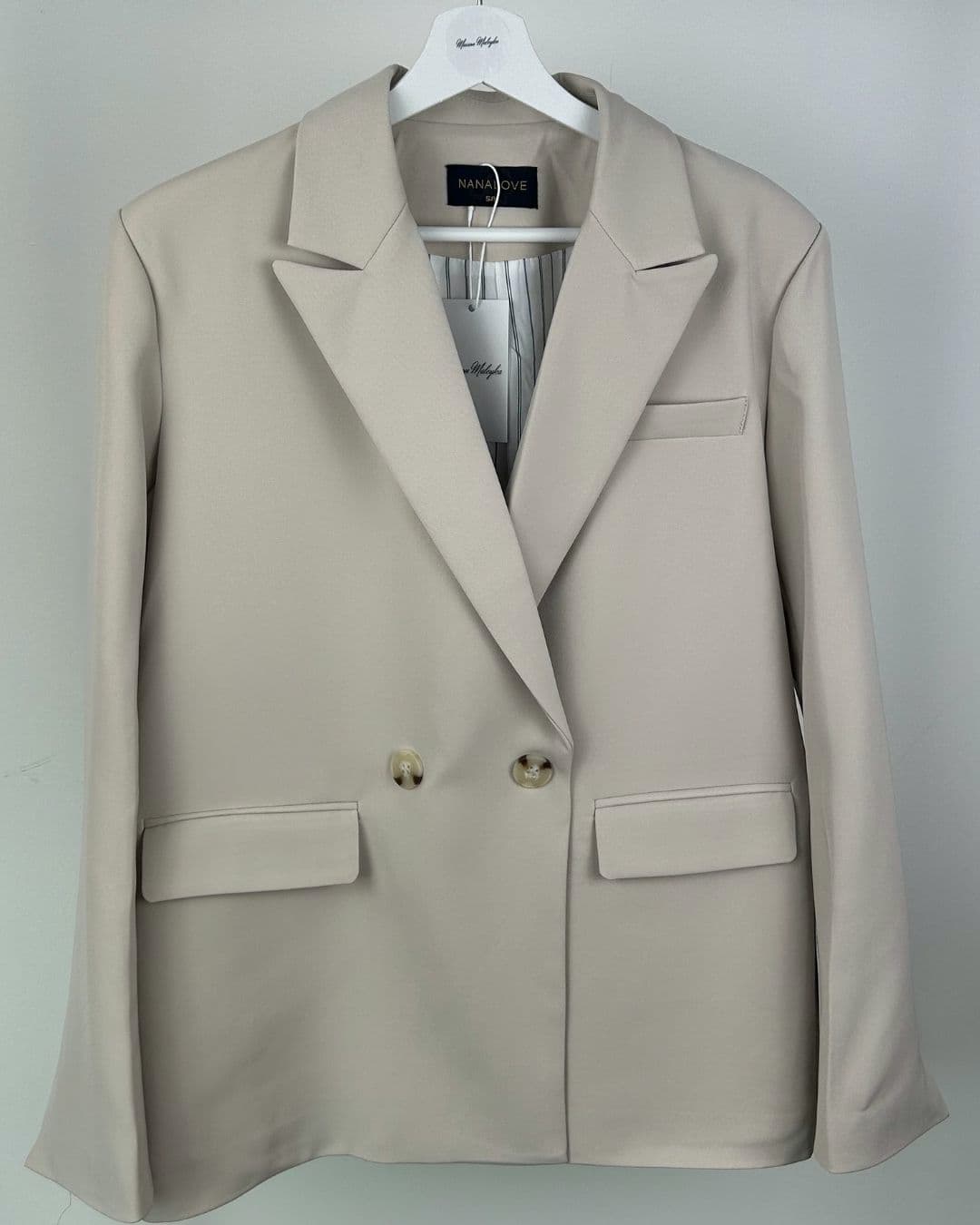 Blazer beige naturel vu de face avec col tailleur et boutons contrastés