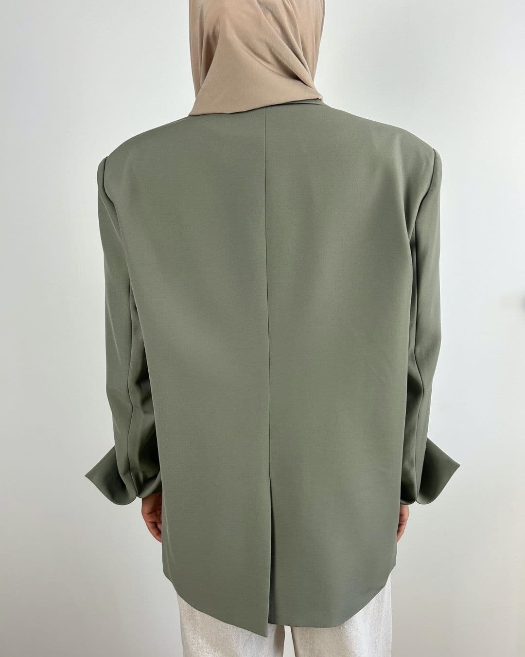 Blazer kaki porté, vu de dos