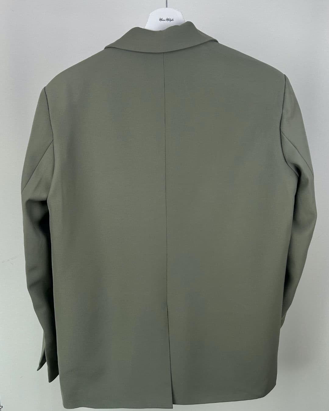 Blazer kaki vu de dos avec finition droite