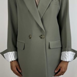 Blazer kaki porté, vu de face