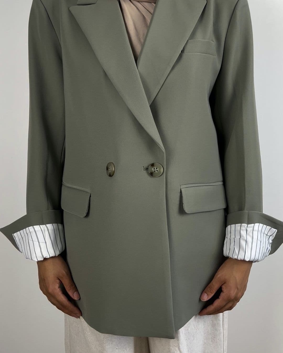 Blazer kaki porté, vu de face