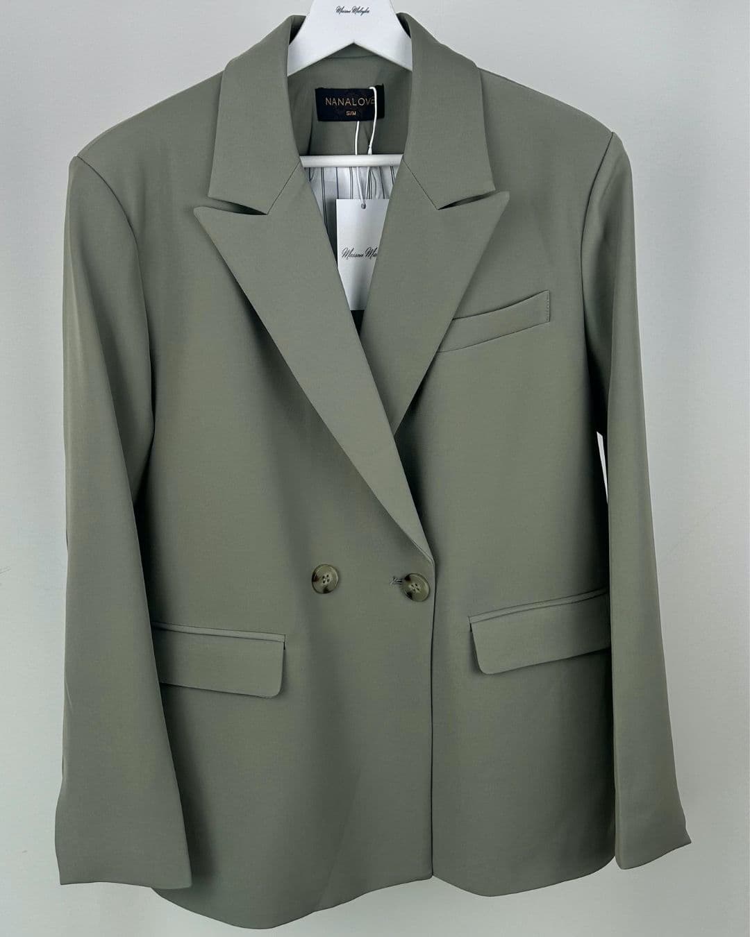 Blazer kaki vu de face avec col tailleur et boutons contrastés