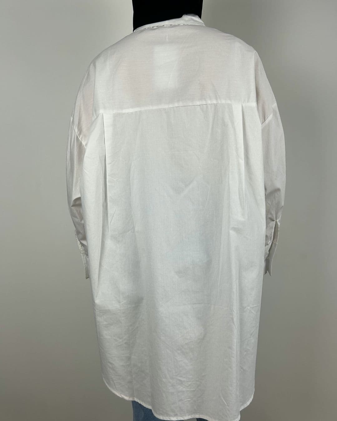 Vue de dos de la chemise blanche oversize, tissu fluide et coupe longue