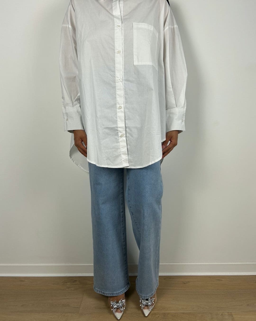 Chemise blanche oversize portée, vue de face avec jean et escarpins