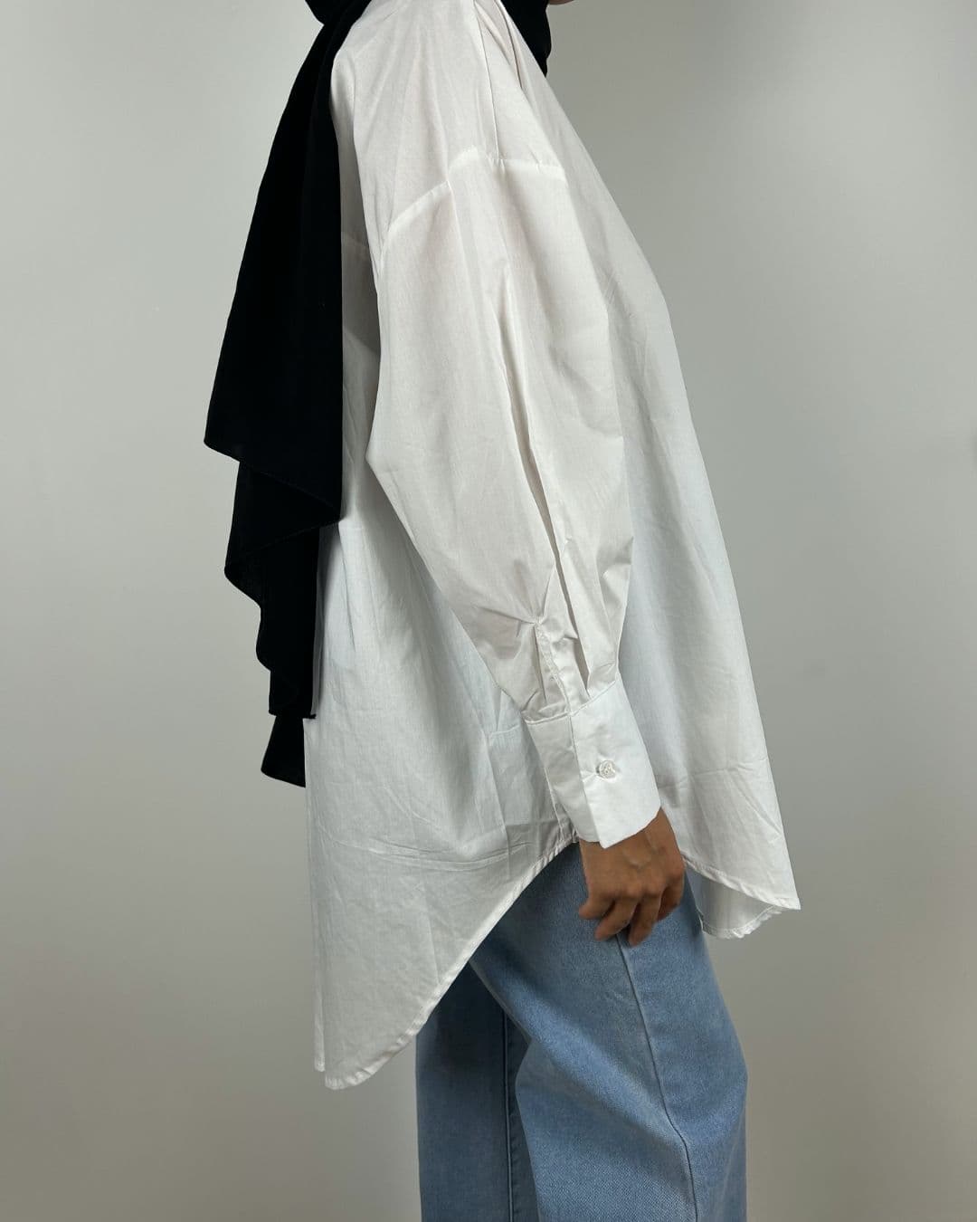 Profil droit de la chemise oversize blanche portée