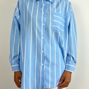 Chemise rayée bleu ciel en coton portée, vue de face