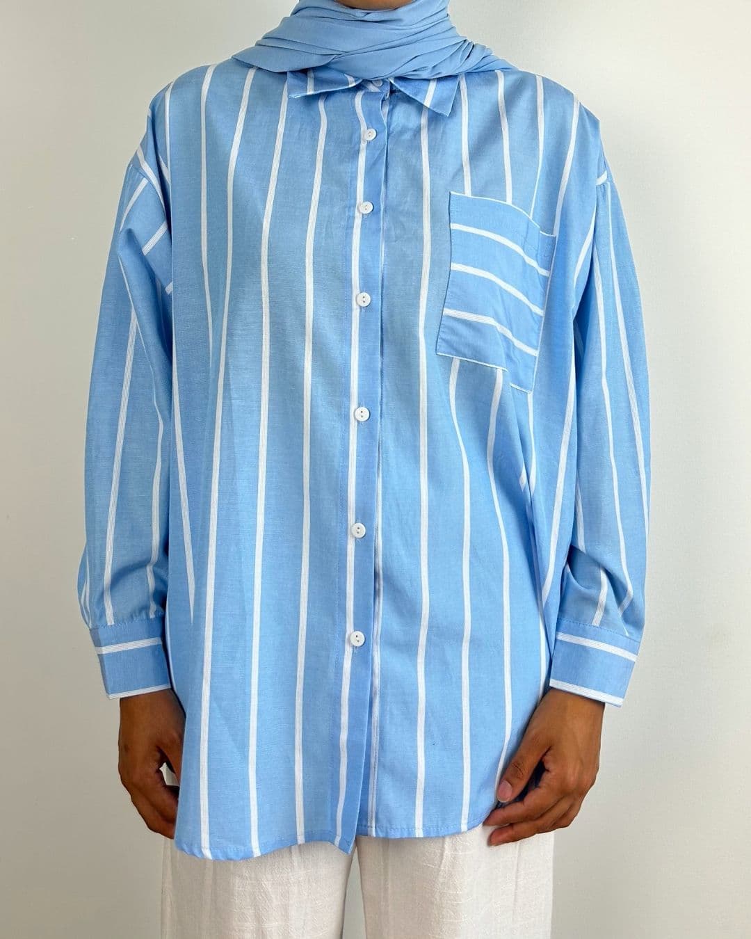 Chemise rayée bleu ciel en coton portée, vue de face