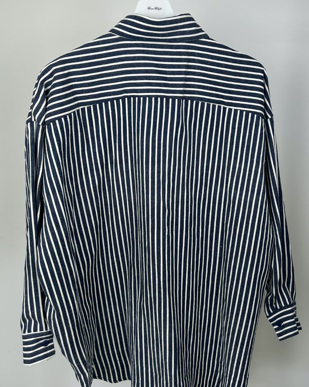 Chemise rayée bleu jean oversize sur cintre, vue de dos