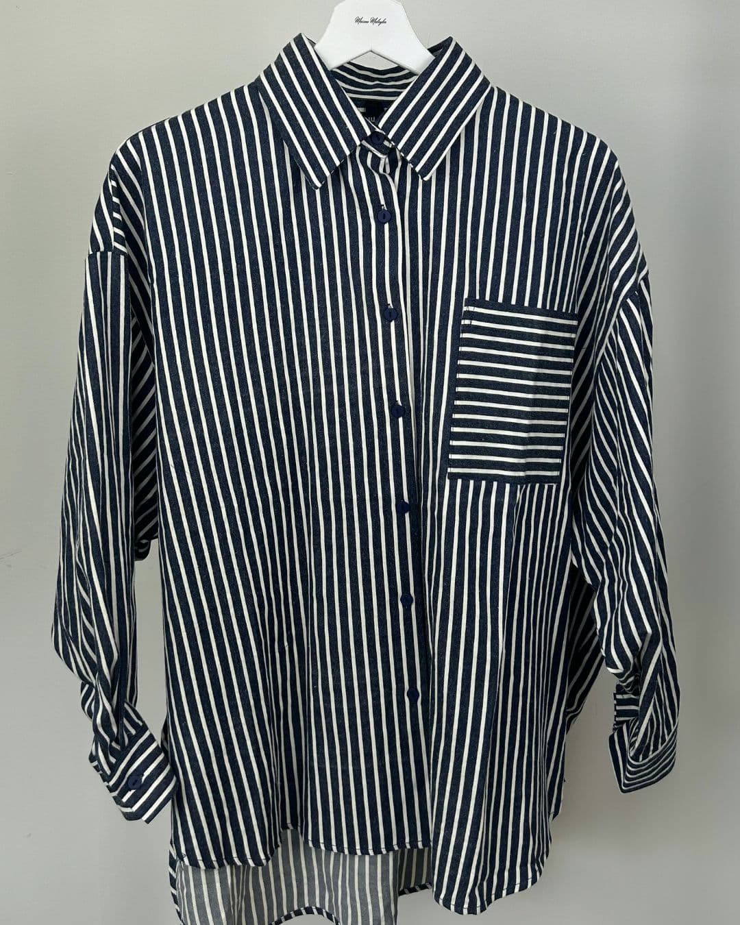 Chemise rayée bleu jean oversize sur cintre, vue de face