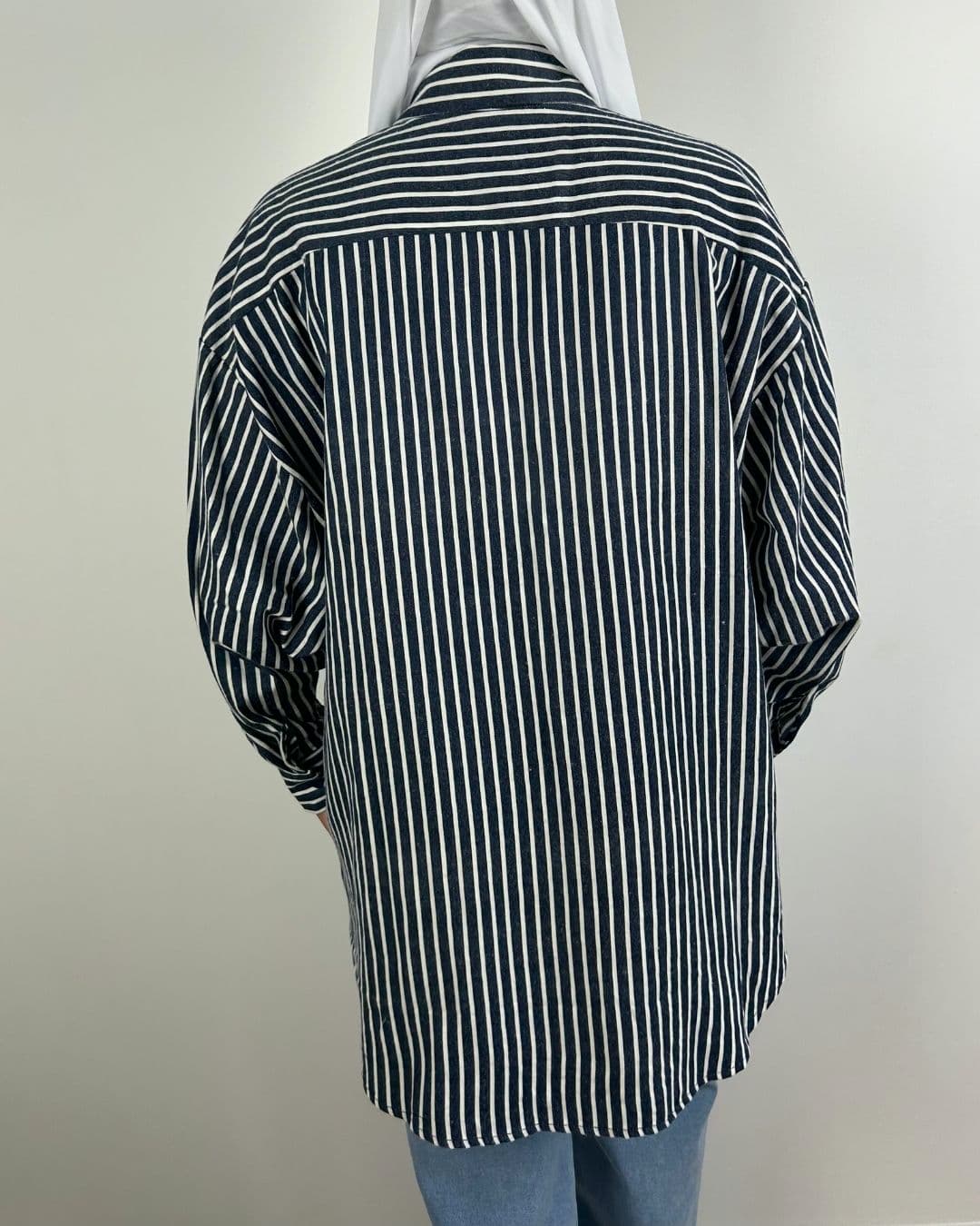 Chemise rayée bleu jean portée vue de dos
