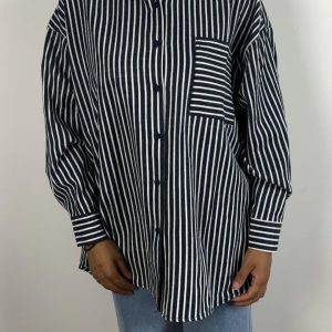 Chemise oversize rayée bleu jean en coton premium, portée vue de face