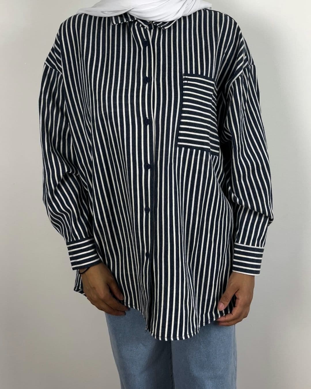 Chemise oversize rayée bleu jean en coton premium, portée vue de face