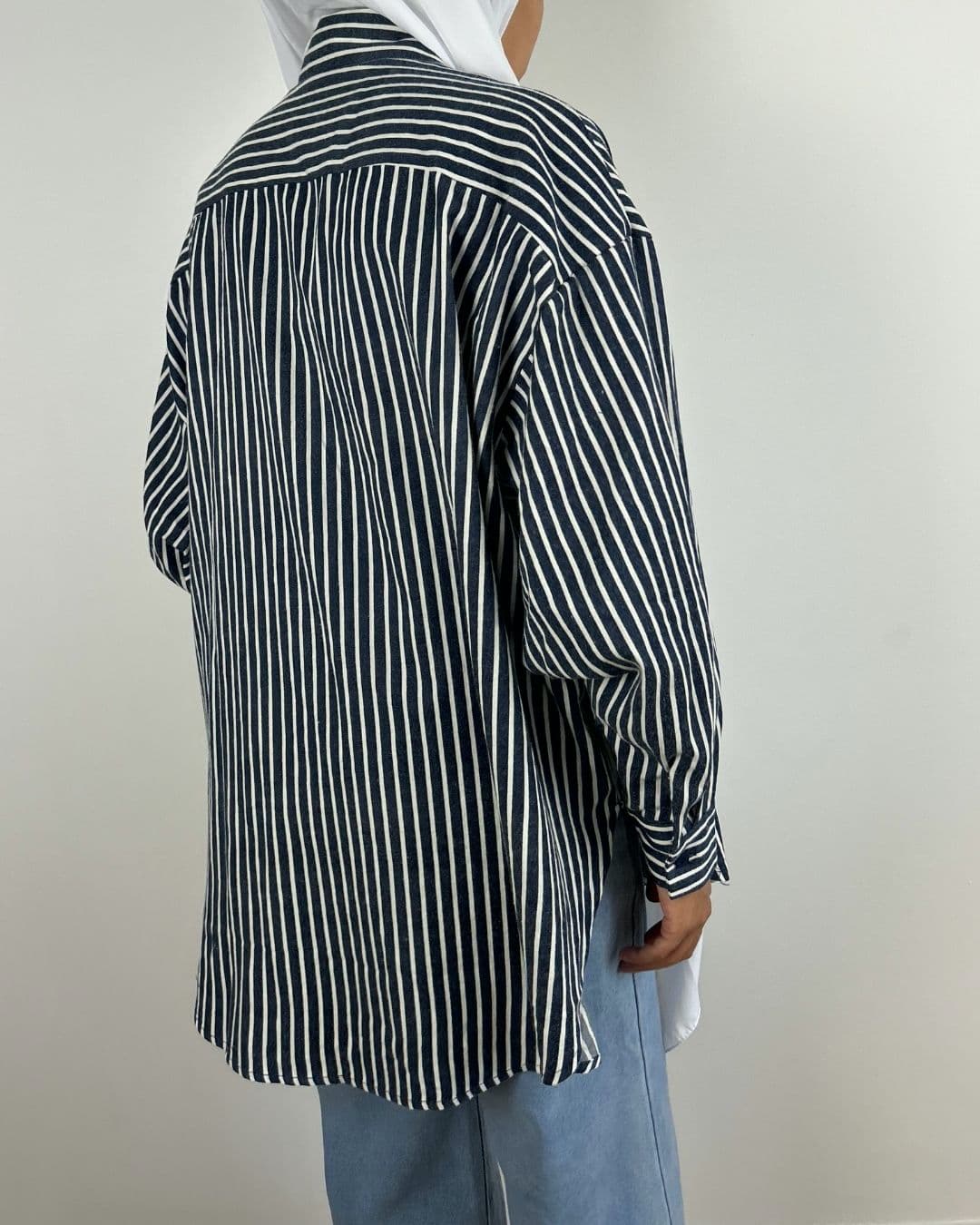 Chemise oversize rayée bleu jean portée, vue de profil