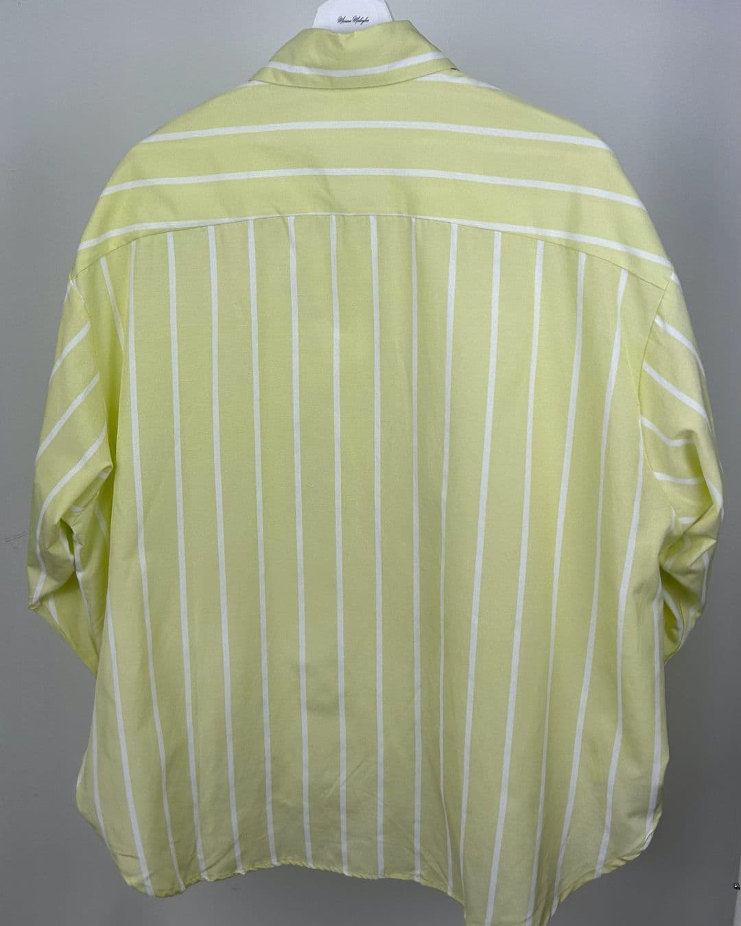 Chemise oversize rayée jaune pastel sur cintre, vue de dos