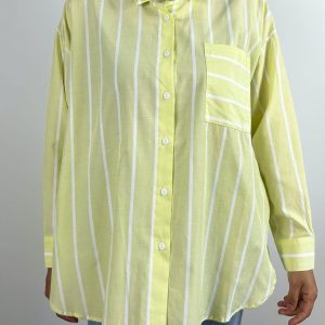 Chemise rayée jaune pastel en coton portée, vue de face